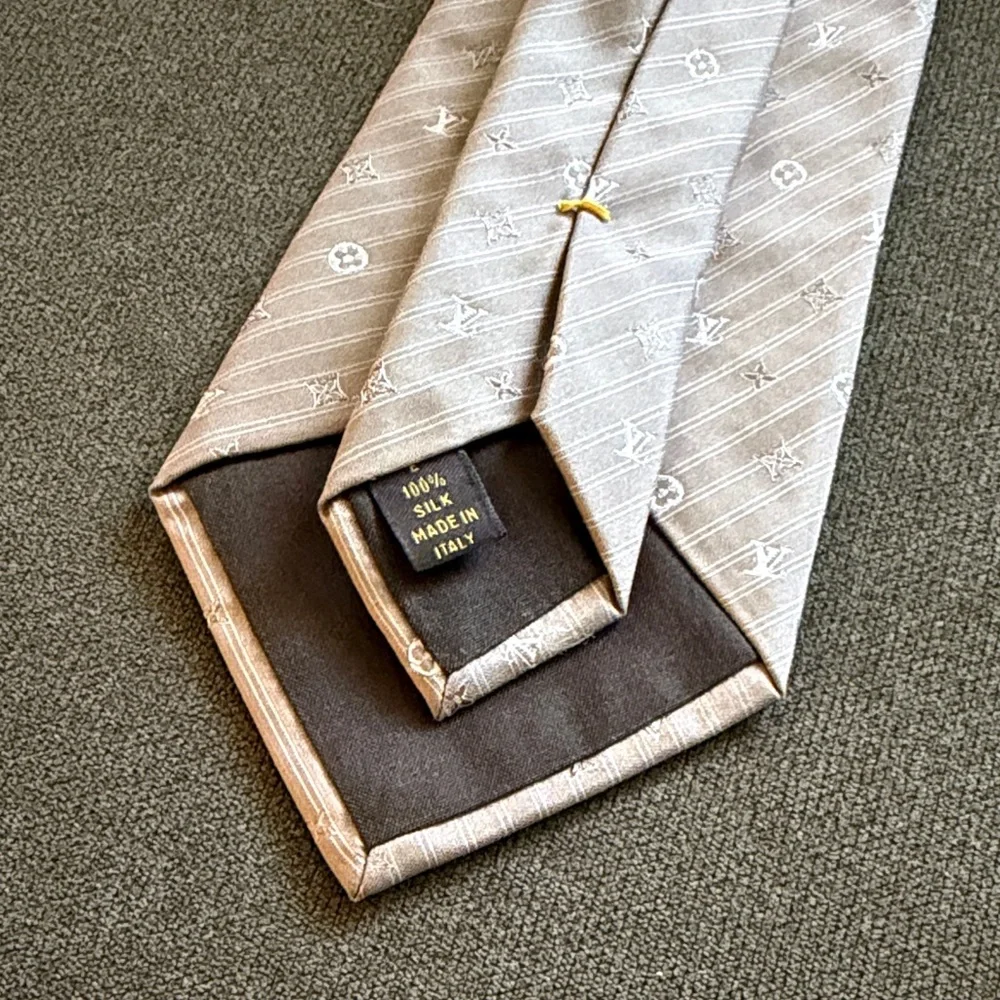 Louis Vuitton Tie with subtle logo - Picture 5 of 6